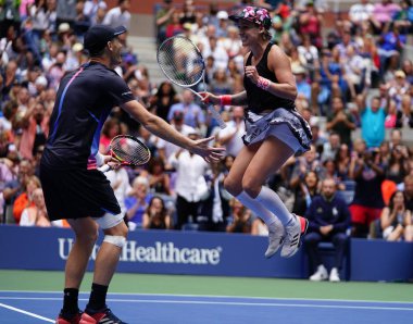 New York - Eylül 8, 2018:2018 Amerika Açık karışık çiftler şampiyonları Bethanie Mattek-ABD kumları ve Jamie Murray Büyük Britanya'nın ulusal tenis merkezi NY final maçı sonrası zafer kutlamak