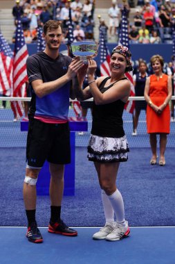 New York - Eylül 8, 2018:2018 Amerika kupa sunum Ulusal Tenis Merkezi NY final maçı sonrası sırasında karışık çiftler şampiyonları Jamie Murray, Büyük Britanya (L) ve Bethanie Mattek-Sands ABD Açık   