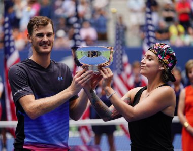 New York - Eylül 8, 2018:2018 Amerika kupa sunum Ulusal Tenis Merkezi NY final maçı sonrası sırasında karışık çiftler şampiyonları Jamie Murray, Büyük Britanya (L) ve Bethanie Mattek-Sands ABD Açık   