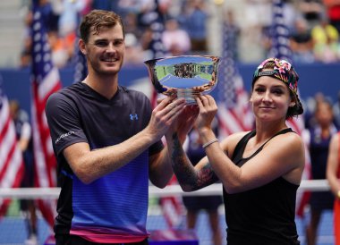 New York - Eylül 8, 2018:2018 Amerika kupa sunum Ulusal Tenis Merkezi NY final maçı sonrası sırasında karışık çiftler şampiyonları Jamie Murray, Büyük Britanya (L) ve Bethanie Mattek-Sands ABD Açık   