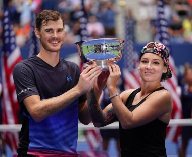 New York - Eylül 8, 2018:2018 Amerika kupa sunum Ulusal Tenis Merkezi NY final maçı sonrası sırasında karışık çiftler şampiyonları Jamie Murray, Büyük Britanya (L) ve Bethanie Mattek-Sands ABD Açık   