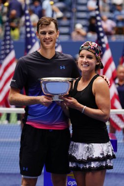 New York - Eylül 8, 2018:2018 Amerika kupa sunum Ulusal Tenis Merkezi NY final maçı sonrası sırasında karışık çiftler şampiyonları Jamie Murray, Büyük Britanya (L) ve Bethanie Mattek-Sands ABD Açık   