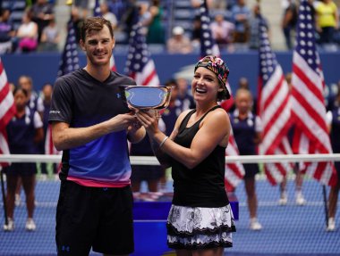 New York - Eylül 8, 2018:2018 Amerika kupa sunum Ulusal Tenis Merkezi NY final maçı sonrası sırasında karışık çiftler şampiyonları Jamie Murray, Büyük Britanya (L) ve Bethanie Mattek-Sands ABD Açık   
