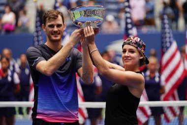 New York - Eylül 8, 2018:2018 Amerika kupa sunum Ulusal Tenis Merkezi NY final maçı sonrası sırasında karışık çiftler şampiyonları Jamie Murray, Büyük Britanya (L) ve Bethanie Mattek-Sands ABD Açık   
