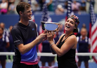 New York - Eylül 8, 2018:2018 Amerika kupa sunum Ulusal Tenis Merkezi NY final maçı sonrası sırasında karışık çiftler şampiyonları Jamie Murray, Büyük Britanya (L) ve Bethanie Mattek-Sands ABD Açık   