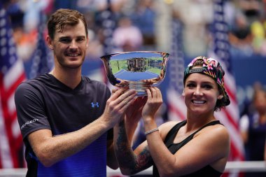 New York - Eylül 8, 2018:2018 Amerika kupa sunum Ulusal Tenis Merkezi NY final maçı sonrası sırasında karışık çiftler şampiyonları Jamie Murray, Büyük Britanya (L) ve Bethanie Mattek-Sands ABD Açık   