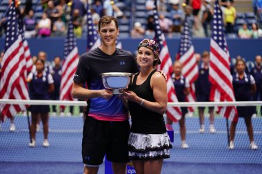 New York - Eylül 8, 2018:2018 Amerika kupa sunum Ulusal Tenis Merkezi NY final maçı sonrası sırasında karışık çiftler şampiyonları Jamie Murray, Büyük Britanya (L) ve Bethanie Mattek-Sands ABD Açık   