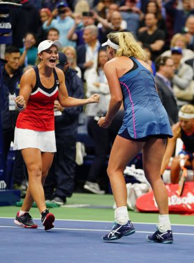 New York - Eylül 9, 2018:2018 Amerika Açık bayanlar çiftler Şampiyonlar Ashleigh Barty, Avustralya ve ABD Coco Vandeweghe sonra final Billie Jean King Ulusal Tenis Merkezi zafer kutlamak