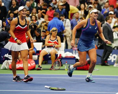 New York - Eylül 9, 2018:2018 Amerika Açık bayanlar çiftler Şampiyonlar Ashleigh Barty, Avustralya ve ABD Coco Vandeweghe sonra final Billie Jean King Ulusal Tenis Merkezi zafer kutlamak