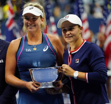 New York - Eylül 9, 2018:2018 Amerika Açık bayanlar çiftler Şampiyonlar Ashleigh Barty Coco Vandeweghe ABD ve Avustralya (R) sırasında kupa sunum Ulusal Tenis Merkezi final maçı sonrası