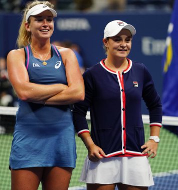 New York - Eylül 9, 2018:2018 Amerika Açık bayanlar çiftler Şampiyonlar Ashleigh Barty Coco Vandeweghe ABD ve Avustralya (R) sırasında kupa sunum Ulusal Tenis Merkezi final maçı sonrası
