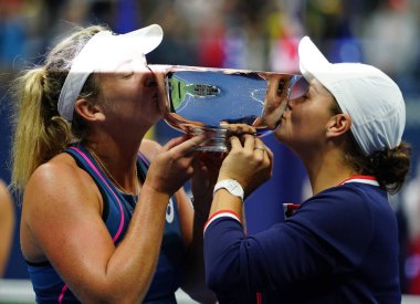 New York - Eylül 9, 2018:2018 Amerika Açık bayanlar çiftler Şampiyonlar Ashleigh Barty Coco Vandeweghe ABD ve Avustralya (R) sırasında kupa sunum Ulusal Tenis Merkezi final maçı sonrası