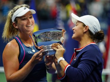 New York - Eylül 9, 2018:2018 Amerika Açık bayanlar çiftler Şampiyonlar Ashleigh Barty Coco Vandeweghe ABD ve Avustralya (R) sırasında kupa sunum Ulusal Tenis Merkezi final maçı sonrası