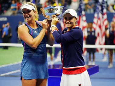 New York - Eylül 9, 2018:2018 Amerika Açık bayanlar çiftler Şampiyonlar Ashleigh Barty Coco Vandeweghe ABD ve Avustralya (R) sırasında kupa sunum Ulusal Tenis Merkezi final maçı sonrası