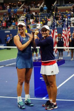 New York - Eylül 9, 2018:2018 Amerika Açık bayanlar çiftler Şampiyonlar Ashleigh Barty Coco Vandeweghe ABD ve Avustralya (R) sırasında kupa sunum Ulusal Tenis Merkezi final maçı sonrası