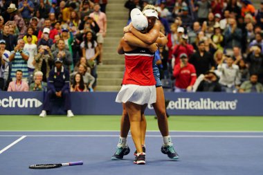 New York - Eylül 9, 2018:2018 Amerika Açık bayanlar çiftler Şampiyonlar Ashleigh Barty, Avustralya ve ABD Coco Vandeweghe sonra final Billie Jean King Ulusal Tenis Merkezi zafer kutlamak