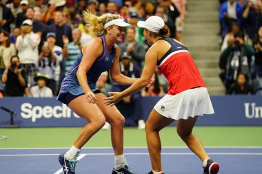 New York - Eylül 9, 2018:2018 Amerika Açık bayanlar çiftler Şampiyonlar Ashleigh Barty, Avustralya ve ABD Coco Vandeweghe sonra final Billie Jean King Ulusal Tenis Merkezi zafer kutlamak