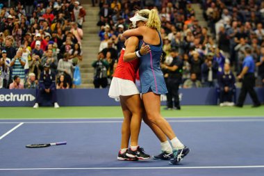 New York - Eylül 9, 2018:2018 Amerika Açık bayanlar çiftler Şampiyonlar Ashleigh Barty, Avustralya ve ABD Coco Vandeweghe sonra final Billie Jean King Ulusal Tenis Merkezi zafer kutlamak