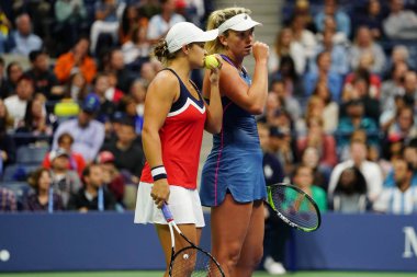 New York - Eylül 9, 2018:2018 Amerika Billie Jean King Ulusal Tenis Merkezi final maçı sırasında eylem bayanlar çiftler Şampiyonlar Ashleigh Barty Coco Vandeweghe ABD ve Avustralya Açık
