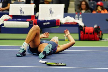New York - Eylül 9, 2018:2018 Amerika Açık bayanlar şampiyonu Coco Vandeweghe ABD Billie Jean King Ulusal tenis merkezi onun son maçı sonrası zafer kutluyor