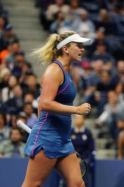 New York - Eylül 9, 2018:2018 Amerika Açık bayanlar şampiyonu Coco Vandeweghe ABD Billie Jean King Ulusal tenis merkezi onun son maçı sonrası zafer kutluyor