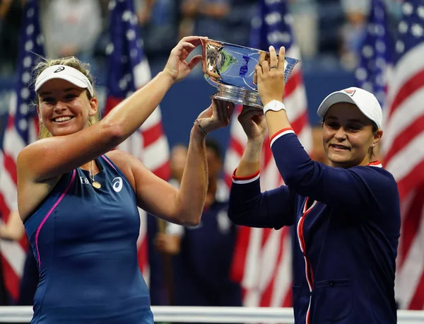 2018年9月9日 2018年美国公开赛女子双打冠军澳大利亚 的阿什利 巴蒂和 Usa 的可可 范德韦格在国家网球中心最后一场比赛结束后的颁奖仪式上 — 图库照片