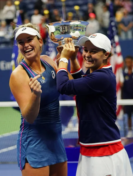ニューヨーク 2018 2018年米国オープン女子ダブルス優勝オーストラリア と米国のココヤシ Vandeweghe Ashleigh バーティ ナショナル テニス センターでの決勝戦の後のトロフィー — ストック写真