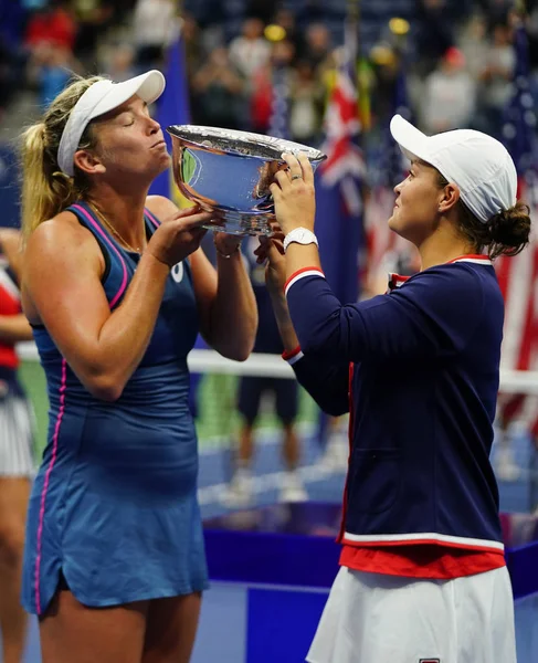 ニューヨーク 2018 2018年米国オープン女子ダブルス優勝オーストラリア と米国のココヤシ Vandeweghe Ashleigh バーティ ナショナル テニス センターでの決勝戦の後のトロフィー — ストック写真