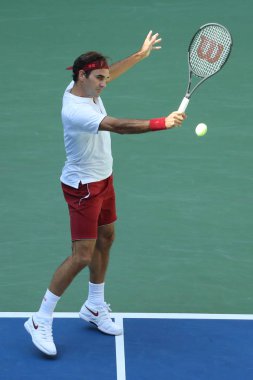 New York - 1 Eylül 2018: 20-zaman Grand Slam Billie Jean King Ulusal Tenis Merkezi New York'ta 32 maç sırasında 2018 Amerika Açık başında Roger Federer İsviçre şampiyonu