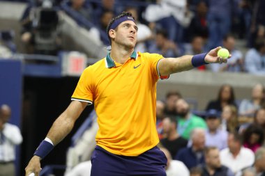 New York - Eylül 9, 2018:2018 Amerika Açık finalist Juan Martin del Potro Arjantin'in Ulusal Tenis Merkezi Usta Novak Djokovic karşı onun son maçı sırasında eylem
