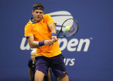 New York - Eylül 9, 2018:2018 Amerika Açık finalist Juan Martin del Potro Arjantin'in Ulusal Tenis Merkezi Usta Novak Djokovic karşı onun son maçı sırasında eylem