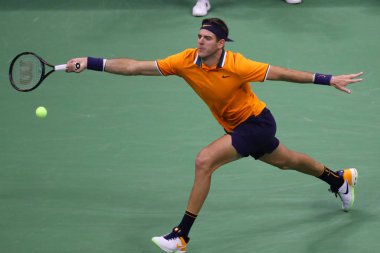 New York - Eylül 9, 2018:2018 Amerika Açık finalist Juan Martin del Potro Arjantin'in Ulusal Tenis Merkezi Usta Novak Djokovic karşı onun son maçı sırasında eylem
