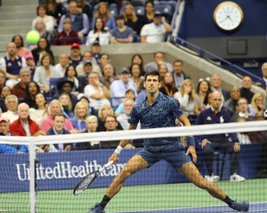 New York - Eylül 9, 2018:2018 ABD Açık şampiyonu Novak Djokovic Sırbistan Juan Martin del Potro Usta Ulusal Tenis Merkezi karşı onun son maçı sırasında eylem