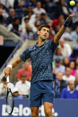 New York - Eylül 9, 2018:2018 ABD Açık şampiyonu Novak Djokovic Sırbistan Juan Martin del Potro Usta Ulusal Tenis Merkezi karşı onun son maçı sırasında eylem