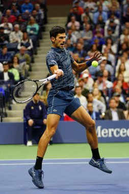 New York - Eylül 9, 2018:2018 ABD Açık şampiyonu Novak Djokovic Sırbistan Juan Martin del Potro Usta Ulusal Tenis Merkezi karşı onun son maçı sırasında eylem
