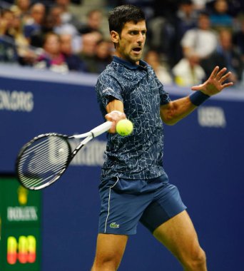 New York - Eylül 9, 2018:2018 ABD Açık şampiyonu Novak Djokovic Sırbistan Juan Martin del Potro Usta Ulusal Tenis Merkezi karşı onun son maçı sırasında eylem