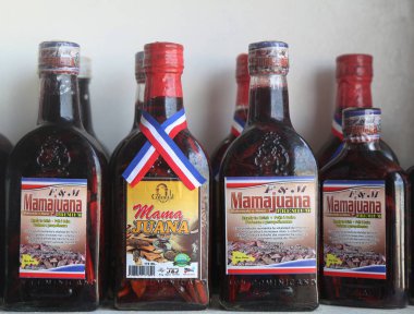 Punta Cana Punta Cana, Dominik Cumhuriyeti - 31 Aralık 2018: Mamajuana Hatıra şişe. Mamajuana tıbbi kökleri Dominik Cumhuriyeti'nde yapılan bir ev yapımı afrodizyak içecektir 
