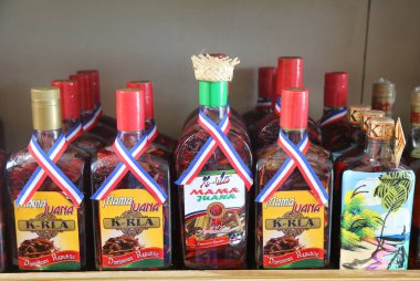Punta Cana Punta Cana, Dominik Cumhuriyeti - 31 Aralık 2018: Mamajuana Hatıra şişe. Mamajuana tıbbi kökleri Dominik Cumhuriyeti'nde yapılan bir ev yapımı afrodizyak içecektir 