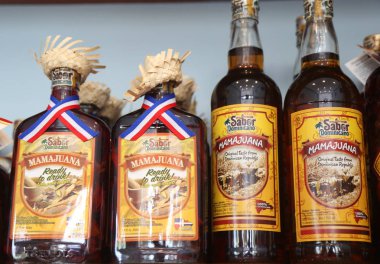 Punta Cana Punta Cana, Dominik Cumhuriyeti - 31 Aralık 2018: Mamajuana Hatıra şişe. Mamajuana tıbbi kökleri Dominik Cumhuriyeti'nde yapılan bir ev yapımı afrodizyak içecektir 