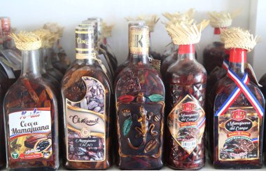 Punta Cana Punta Cana, Dominik Cumhuriyeti - 31 Aralık 2018: Mamajuana Hatıra şişe. Mamajuana tıbbi kökleri Dominik Cumhuriyeti'nde yapılan bir ev yapımı afrodizyak içecektir 