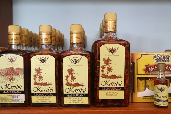 Punta Cana Punta Cana, Dominik Cumhuriyeti - 31 Aralık 2018: Mamajuana Hatıra şişe. Mamajuana tıbbi kökleri Dominik Cumhuriyeti'nde yapılan bir ev yapımı afrodizyak içecektir 