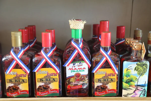 Punta Cana Punta Cana, Dominik Cumhuriyeti - 31 Aralık 2018: Mamajuana Hatıra şişe. Mamajuana tıbbi kökleri Dominik Cumhuriyeti'nde yapılan bir ev yapımı afrodizyak içecektir 