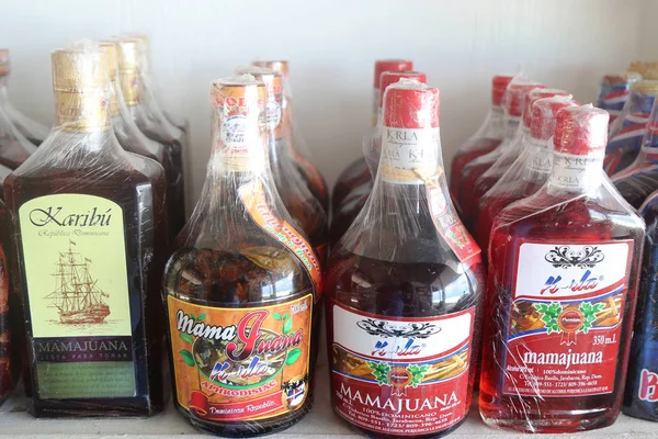 Punta Cana Punta Cana, Dominik Cumhuriyeti - 31 Aralık 2018: Mamajuana Hatıra şişe. Mamajuana tıbbi kökleri Dominik Cumhuriyeti'nde yapılan bir ev yapımı afrodizyak içecektir 