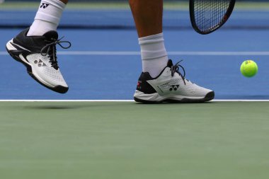 New York - 27 Ağustos 2018: Grand Slam şampiyonu Stanislas Wawrinka İsviçre giyer özel Yonex tenis Ayakkabı 2018 bize açık Usta Ulusal Tenis Merkezi ilk yuvarlak maç sırasında