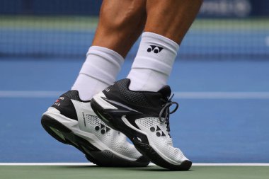 New York - 27 Ağustos 2018: Grand Slam şampiyonu Stanislas Wawrinka İsviçre giyer özel Yonex tenis Ayakkabı 2018 bize açık Usta Ulusal Tenis Merkezi ilk yuvarlak maç sırasında