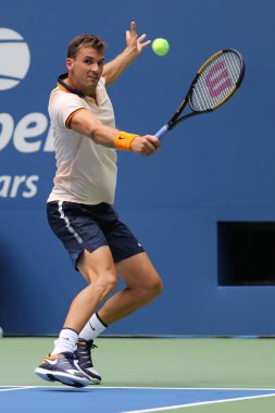 New York - 27 Ağustos 2018: Profesyonel tenis oyuncusu Grigor Dimitrov Bulgaristan 2018 ilk yuvarlak maç sırasında eylem bize Usta Ulusal tenis merkezinde açık