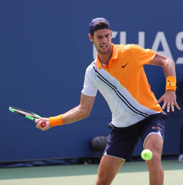 New York - 27 Ağustos 2018: Profesyonel tenis oyuncusu Karen Khachanov Rusya 2018 ilk yuvarlak maç sırasında eylem bize Billie Jean King Ulusal Tenis Merkezi açık 