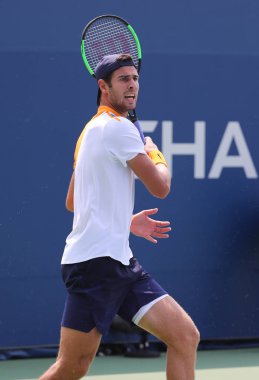 New York - 27 Ağustos 2018: Profesyonel tenis oyuncusu Karen Khachanov Rusya 2018 ilk yuvarlak maç sırasında eylem bize Billie Jean King Ulusal Tenis Merkezi açık 