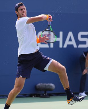 New York - 27 Ağustos 2018: Profesyonel tenis oyuncusu Karen Khachanov Rusya 2018 ilk yuvarlak maç sırasında eylem bize Billie Jean King Ulusal Tenis Merkezi açık 