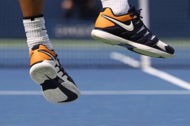 New York - 27 Ağustos 2018: 2018 bize açık Usta Ulusal Tenis Merkezi özel Nike sırasında özel tenis ayakkabıları ilk maç boyunca Bulgaristan Grigor Dimitrov giyer profesyonel tenis oyuncusu 